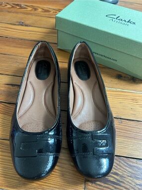 Clarks Artisan Women's Black Patent Leather Ballet Flats